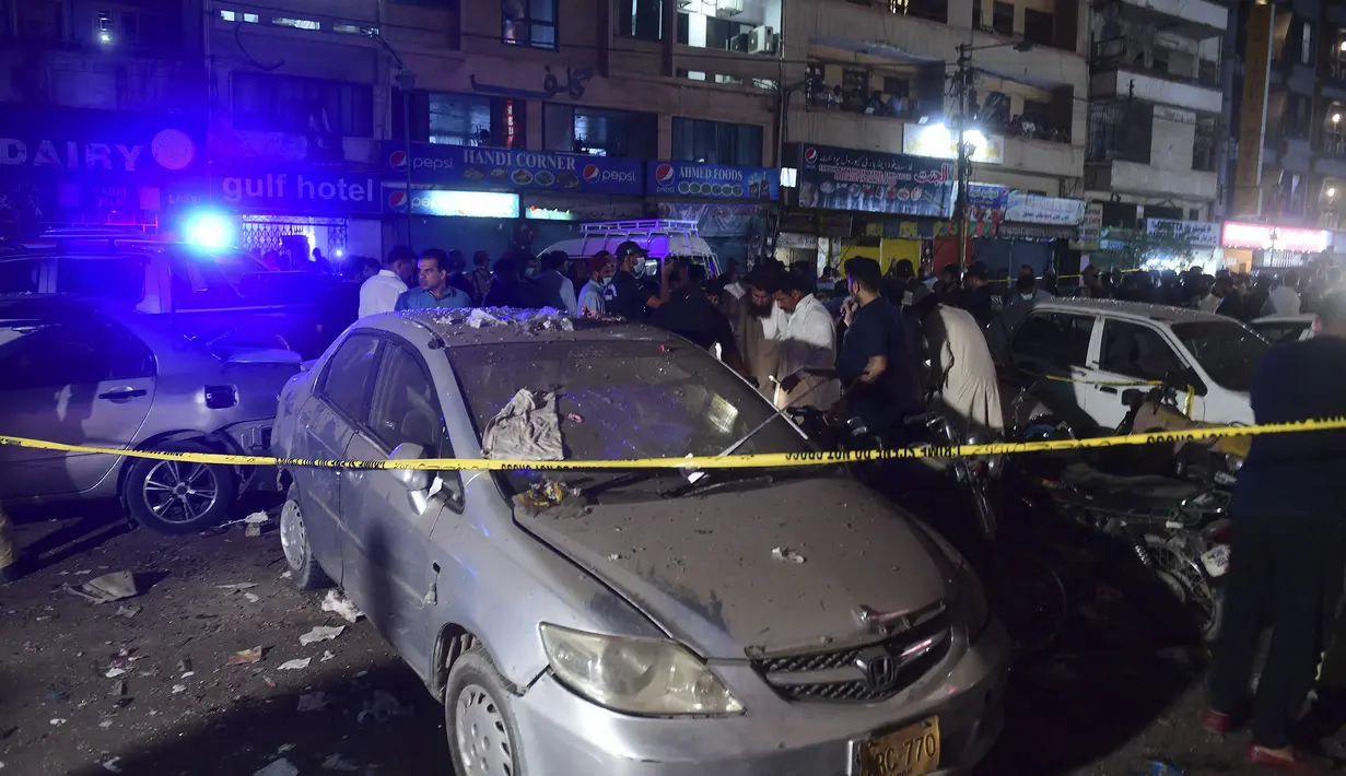 Petugas keamanan memeriksa lokasi setelah ledakan bom, di Karachi pada 12 Mei 2022. Satu orang tewas dan 12 terluka dalam ledakan bom akhir 12 Mei 2022 di Karachi, kata polisi, hanya dua minggu setelah serangan bunuh diri oleh sebuah kelompok separatis Pakistan membunuh empat orang di kota yang sama. (AFP/Asif Hassan)