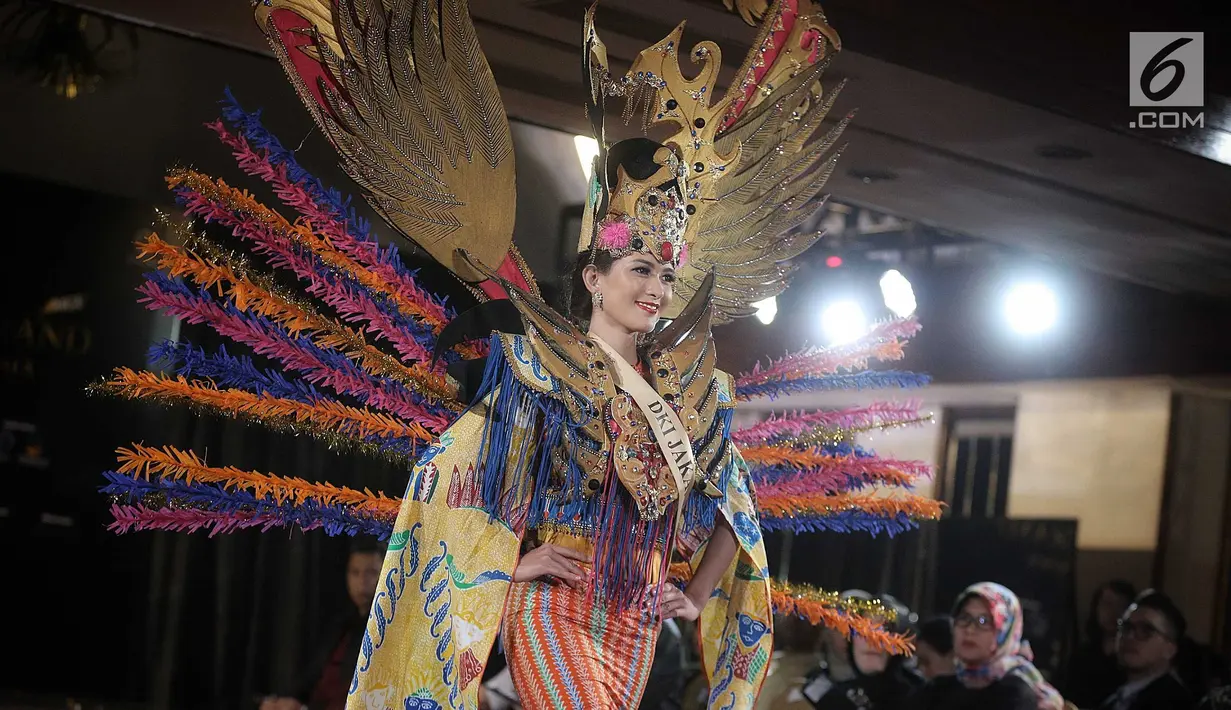 Finalis DKI Jakarta, Stephanie C. M. menampilkan bakat dalam balutan busana tradisional dari daerahnya saat babak preliminary Miss Grand Indonesia 2018 di Jakarta, Senin (16/7). Sebanyak 30 finalis mencapai babak preliminary. (Liputan6.com/Faizal Fanani)