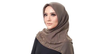 Elma Theana juga tampak semakin anggun dan memesona dalam balutan hijab.