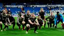 Para pemain Ajax Amsterdam melakukan selebrasi usai mengalahkan Real Madrid pada leg kedua babak 16 besar Liga Champions di Stadion Santiago Bernabeu, Madrid, Spanyol, Selasa (5/3). lolos ke perempat final Liga Champions. (GABRIEL BOUYS/AFP)