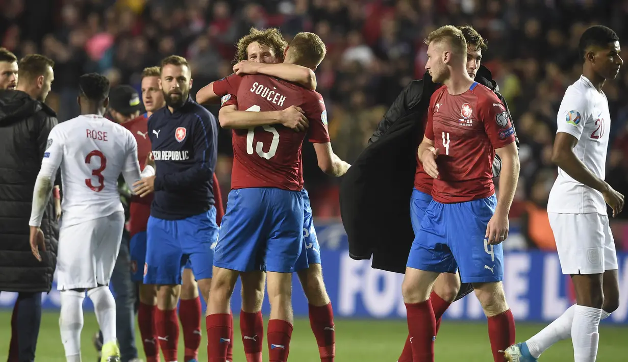 Para pemain Ceko merayakan kemenangan atas Inggris pada laga Kualifikasi Piala Eropa 2020 di Stadion Sinobo Arena, Prague, Sabtu (11/10). Ceko menang 2-1 atas Inggris. (AFP/Michal Cizek)