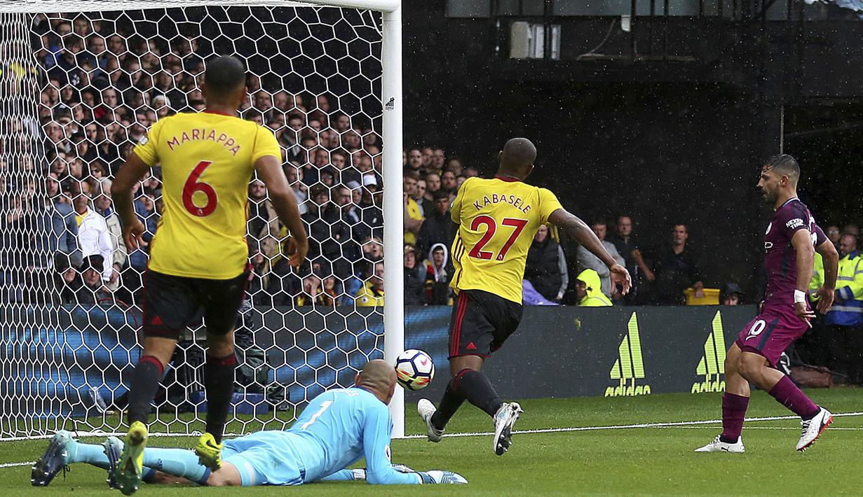 Aksi pemain Manchester City, Sergio Aguero (kanan) saat mencetak gol ke gawang Watford pada lanjutan Premier League di Vicarage Road, Watford, (16/9/2017). Manchester City menang 6-0. (Nigel French/PA via AP)
