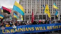 Warga Ukraina berdemo di pusat Kota Kyiv menentang kemungkinan peningkatan ketegangan antara Rusia dan Ukraina, Sabtu, 12 Februari 2022. (Foto: Efrem Lukatsky/AP Photo)