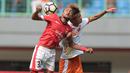 Duel pemain Persija Jakarta, Rohit Chand (kiri) dan pemain Perseru Serui, Karube Ryutaro pada lanjutan Liga 1 2017 di Stadion Patriot Bekasi, Selasa (19/9/2017). Persija menang 1-0. (Bola.com/Nicklas Hanoatubun)