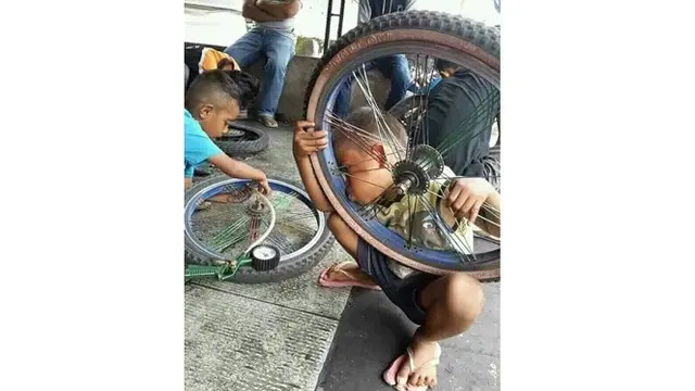Potret 6 Bocah Menyusahkan Diri Sendiri Ini Bikin Geregetan