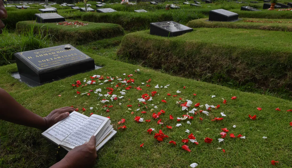 Ziarah kubur juga bertujuan untuk mengingat adanya kematian. (merdeka.com/Arie Basuki)