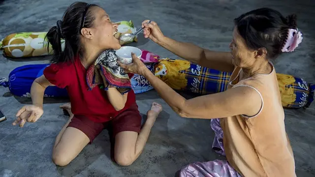Wanita Berkebutuhan Khusus Ini Gunakan Kaki untuk Menggambar, Alasannya Bikin Haru