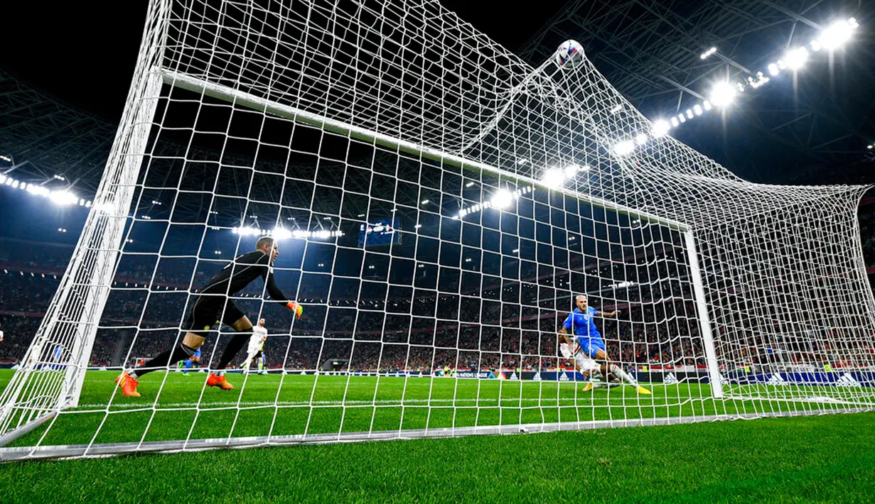 Pemain Italia Federico Dimarco mencetak gol ke gawang Hungaria pada pertandingan sepak bola UEFA Nations League di Puskas Arena, Budapest, Hungaria, 26 September 2022. Italia berhasil mengalahkan Hungaria dengan skor 2-0. (Zsolt Szigetvary/MTI via AP)