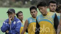 Aji Santoso memimpin latihan Arema FC sebagai persiapan jelang final Piala Presiden 2017 di Stadion Gajayana Malang, Jawa Timur. (8/3/2017). (Bola.com/Okie Prabhowo)