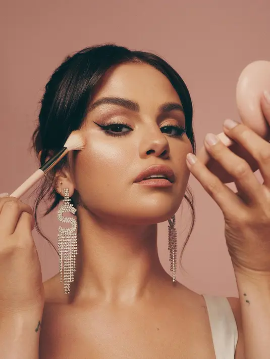 Pesona anggun Selena Gomez semakin menonjol dengan messy bun dan curtain bangs [instagram/selenagomez]