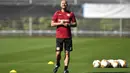 Pelatih Bayer Leverkusen, Peter Bosszduring, saat memimpin sesi latihan jelang laga Liga Europa di Leverkusen, Jerman, Selasa (4/8/2020). Bayer Leverkusen akan berhadapan dengan Glasgow Rangers. (AP Photo/Martin Meissner)