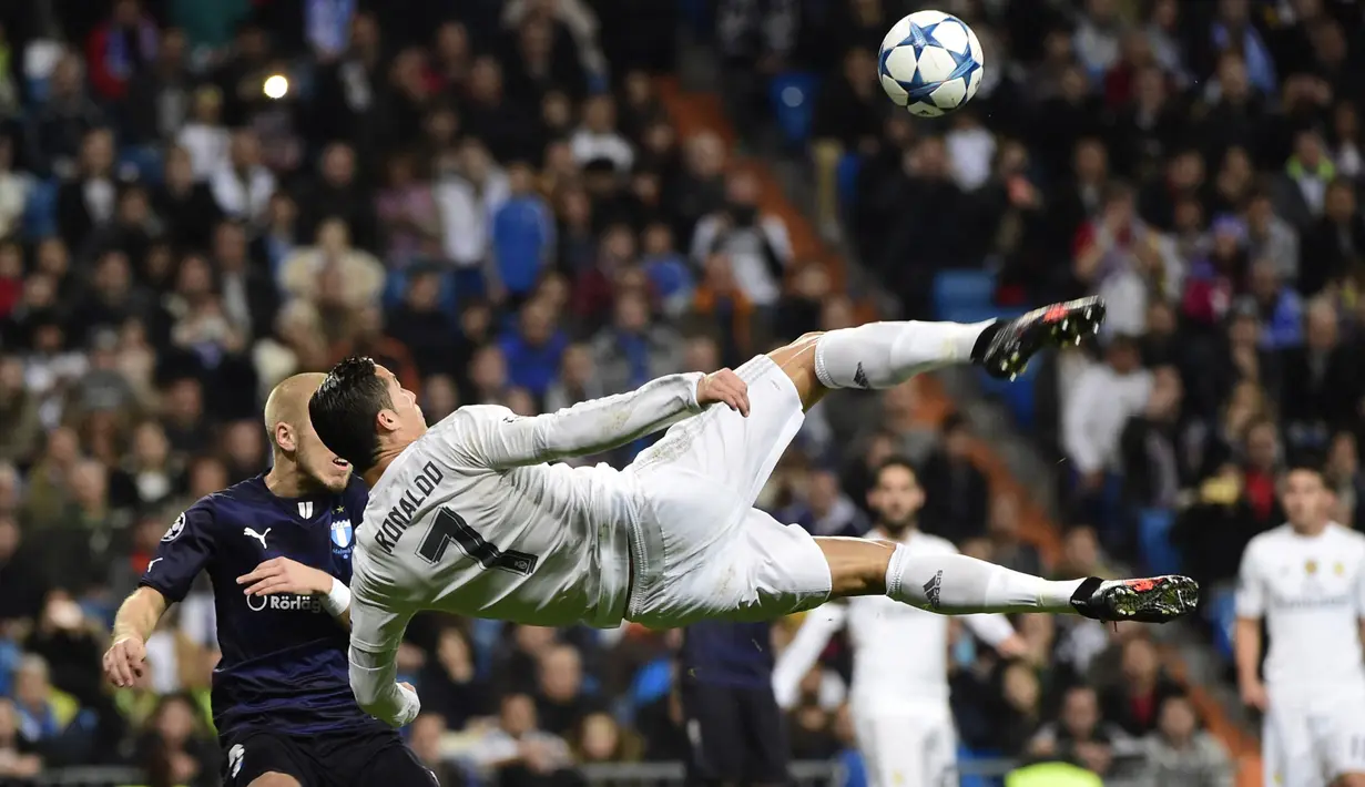 Cristiano Ronaldo. Striker Portugal berusia 34 tahun yang musim ini tampil tak sesuai harapan di periode keduanya bersama Mnchester United ini menjadi top skor di Eropa sebanyak 4 kali. Pada 2011 ia mencetak total 60 gol, 2013 (69 gol), 2014 (61 gol) dan 2015 (57 gol). (AFP/Pierre-Philippe Marcou)