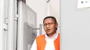 Terpidana kasus korupsi hambalang Anas Urbaningrum saat melangkah keluar dari gerbang rutan KPK, Jakarta, Rabu (17/6/2015). Mantan Ketum Partai Demokrat itu dipindahkan penahanannya ke Lapas Sukamiskin, Bandung, Jawa Barat. (Liputan6.com/Helmi Afandi)