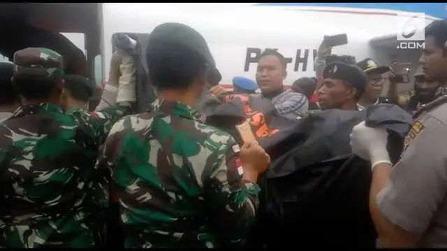 Delapan jenazah korban kecelakaan pesawat Dimonim Air tiba di RS Bhayangkara Jayapura Papua hari Senin (13/8) untuk diautopsi.