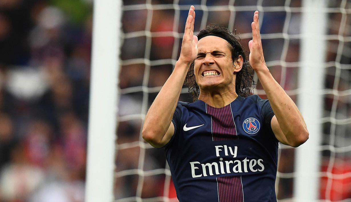 4. Edinson Cavani (PSG) - Bomber asal Uruguay ini musim lalu sukses meraih gelar top scorer Ligue 1 dengan 35 gol dalam 36 laga. Kemampuan sundulan dan tendangan dari eks Napoli ini akan membuat pertahanan lawan menjadi ketar-ketir. (AFP/Franck Fife)
