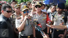 Kapolri Jenderal Tito Karnavian memberikan keterangan di lokasi penggerebekan teroris Tangsel, Banten, Rabu (21/12). Tito menyatakan tewasnya tiga terduga teroris karena mereka hendak melawan aparat dengan bom saat ditangkap. (Liputan6.com/Helmi Afandi)