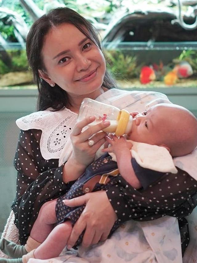 Rossa momong bayi Rayyanza (Foto: Instagram/@itsrossa910)