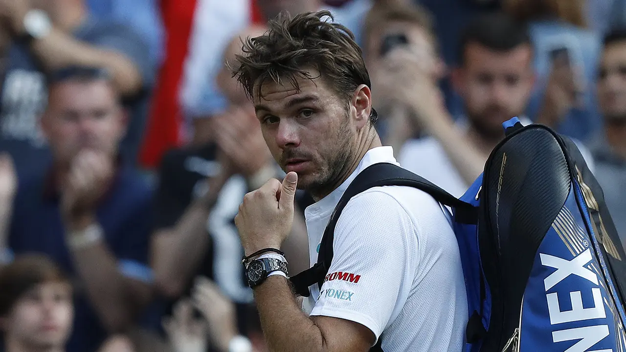 Ekspresi Stan Wawrinka usai dibekuk Daniil Medvedev 3-6, 6-3, 4-6, 1-6, pada babak pertama Wimbledon 2017, Senin (3/7/2017). 