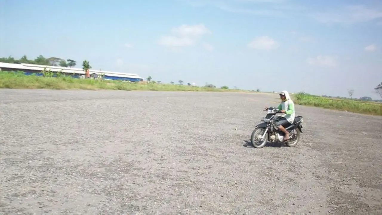 Seorang petani melintas di lancadan pacu Bandara Ngloram, Cepu, Kabupaten Blora, Jawa Tengah. (Foto: Felek Wahyu/Liputan6.com)