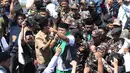 Massa memprotes aturan iddah politik selama setahun yang dinilai hanya disepakati sepihak oleh pimpinan sidang. Hingga sore  situasi di sekitar arena Muktamar masih dijaga ketat oleh pihak keamanan, termasuk Banser dan Pagar Nusa.(Liputan6.com/ Ahmad Apriyono)