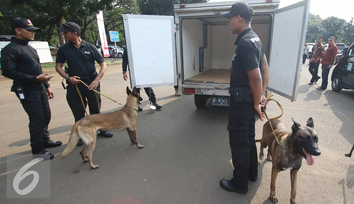 Petugas dan Anjing pelacak mengecek mobil box saat sterilisasi kendaraan yang akan digunakan dalam WIEF ke-12 di Jakarta, Senin (1/8). WIEF ke-12 akan berlangsung di Jakarta pada 2-4 Agustus 2016. (Liputan6.com/Immanuel Antonius)