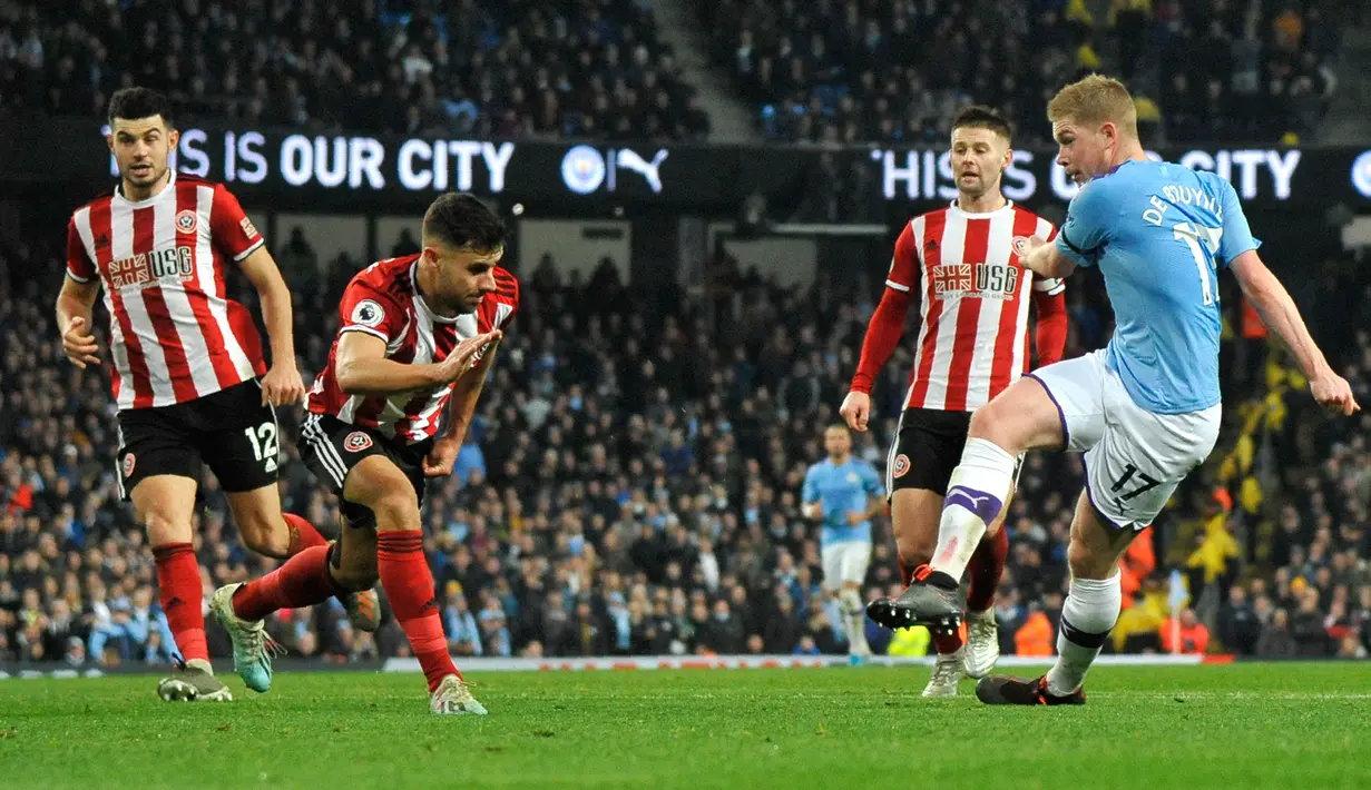 Gelandang Manchester City, Kevin De Bruyne, melakukan tendangan ke arah gawang Sheffield United pada laga pekan ke-20 Liga Inggris di Etihad Stadium, Minggu (29/12/2019). Hasil manis dipetik Manchester City usai meraih kemenangan 2-0 saat menjamu Sheffield United. (AP/Rui Vieira)