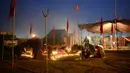 Umat Hindu India menyalakan lampu minyak untuk perayaan tradisional Magh Mela di Sangam, India (2/1). Dalam acara tersebut mereka berdoa dan melakukan ritual penyucian diri di Sangam. (AFP Photo/Sanjay Kanojia)