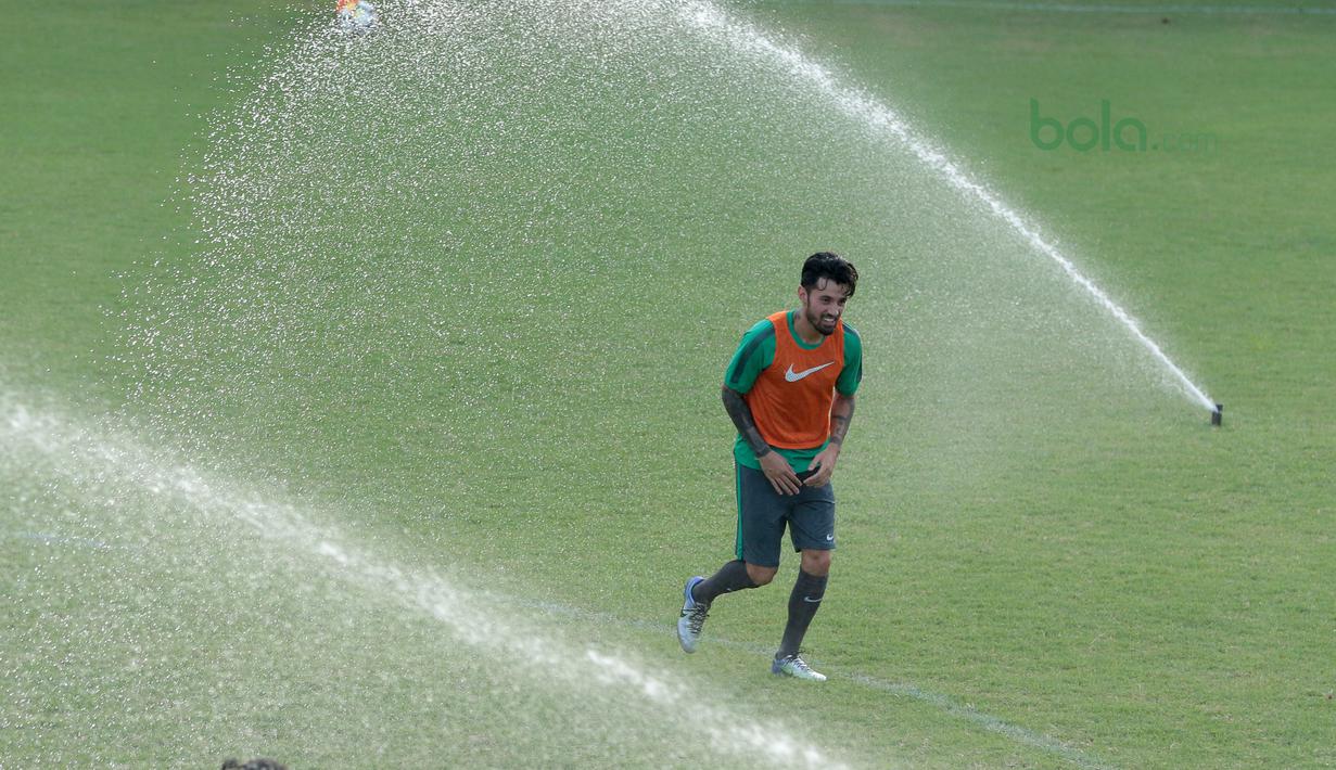 Stefano Lilipaly melakukan pemanasan saat sesi latihan di Lapangan ABC Senayan, Jakarta (21/6/2018). Timnas melakukan persiapan untuk melawan Korea pada laga uji coba 23 Juni 2018. (Bola.com/Nick Hanoatubun)