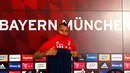 Arturo Vidal saat mengenakan kostum klub barunya Bayern Muenchen di Allianz Arena, Muenchen, Jerman (28/7/2015). Vidal dibeli Bayern dari Juventus dengan harga 40 juta euro atau setara Rp 593 miliar. (REUTERS/Michaela REHL)