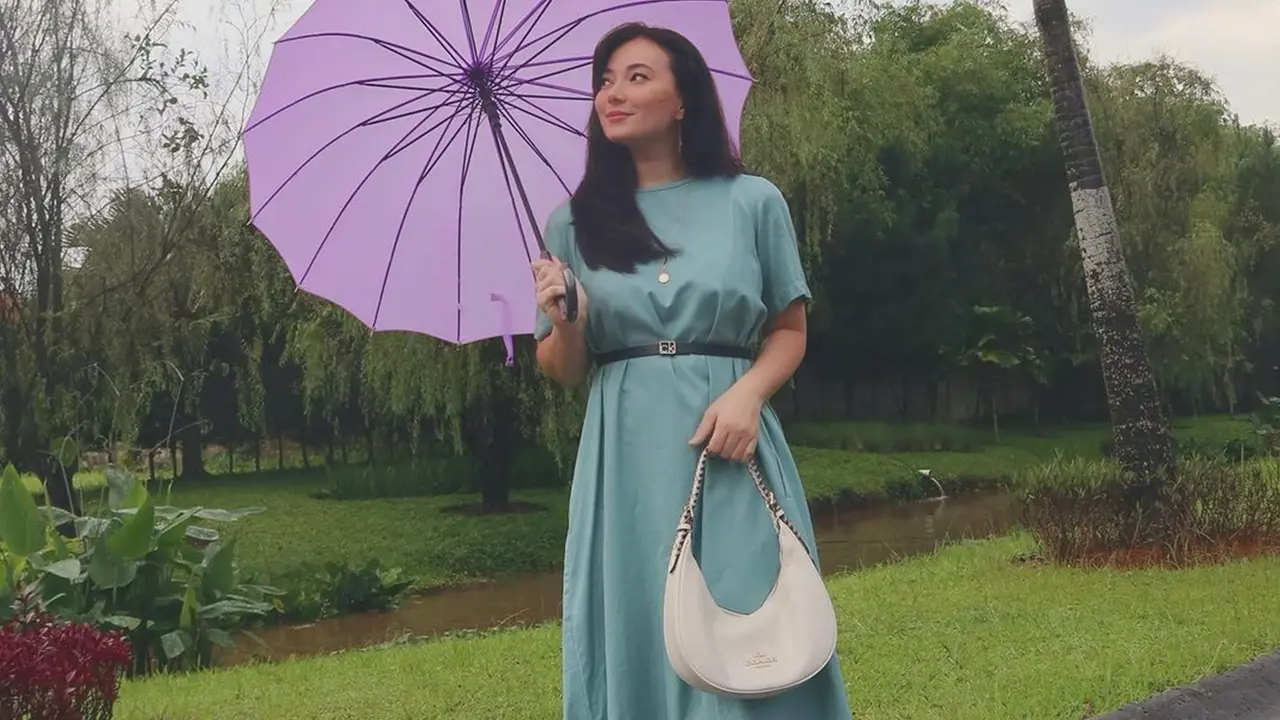 FOTO: Gaya Asmirandah Pakai Gaun Vintage, Tampil Feminin dan Menawan