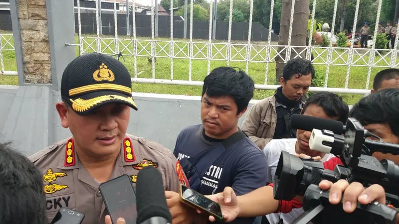 Kabid Humas Polda Sulsel, Kombes Pol Dicky Sondani mengatakan mutasi merupakan hal yang biasa dalam sebuah organisasi (Liputan6.com/ Eka Hakim)