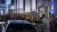 Sebuah mobil menerobos masuk ke kuil Erawan di Bangkok