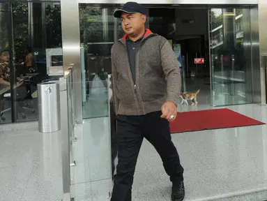 Ketua DPRD Kabupaten Tebo dari Partai Golkar, Agus Rubiyanto usai menjalani pemeriksaan oleh penyidik di gedung KPK, Jakarta, Jumat (6/4). Agus diperiksa sebagai saksi untuk tersangka Gubernur Jambi Zumi Zola. (Merdeka.com/Dwi Narwoko)