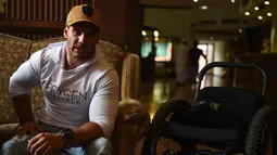 Scott Doolan saat diwawancara AFP di Kathmandu, Nepal, Kamis (15/3). Pria Australia ini akan didampingi rekannya, Matt Laycock dalam menempuh basecamp Everest yang berada di ketinggian 5.364 mdpl tersebut. (AFP Photo/Prakash Mathema)