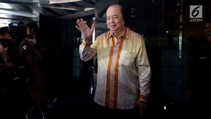 Pendiri Mayapada Group Dato Sri Tahir usai menukarkan dolar AS dan Dolar Singapura, Jakarta, Senin (15/10). Tahir menukarkan uang sebanyak USD 93 juta-55 juta dolar Singapura sekitar Rp 2 triliun. (Liputan6.com/Johan Tallo)