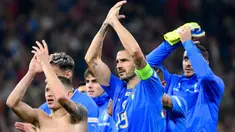 Para pemain Italia merayakan kemenangan mereka atas Hungaria pada akhir pertandingan sepak bola UEFA Nations League di Puskas Arena, Budapest, Hungaria, 26 September 2022. Italia berhasil mengalahkan Hungaria dengan skor 2-0. (Tamas Kovacs/MTI via AP)