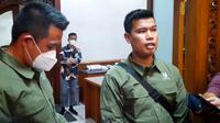 Anggota Paspampres yang diduga terlibat pemukulan kepada sopir truk di Solo menyampaikan permintaan maaf di Kantor Wali Kota Solo, Jumat (12/8).