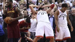 Ekspresi pemain Raptors, Jonas Valanciunas (17) setelah gagal mencetak poin pada laga NBA basketball playoffs Eastern Conference semifinal di Air Canada Centre, (1/2/2018). Cavaliers menang 113-112. (Nathan Denette/The Canadian Press via AP)