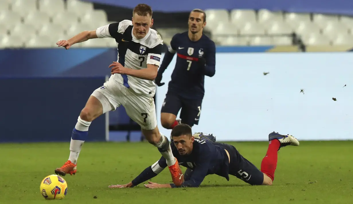 Penyerang Finlandia, Rasmus Karjalainen berusaha menghindari bek Prancis, Clement Lenglet dalam laga persahabatan internasional di Stade de France, Saint-Denis, Kamis (12/11) WIB. Timnas Finlandia mencetak kemenangan bersejarah atas tuan rumah Prancis dengan skor 2-0. (AP Photo/Michel Euler)