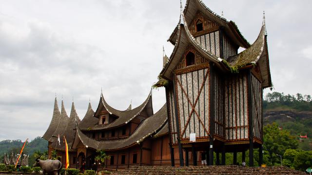 Ilustrasi rumah adat Minangkabau, rumah gadang, kearifan lokal