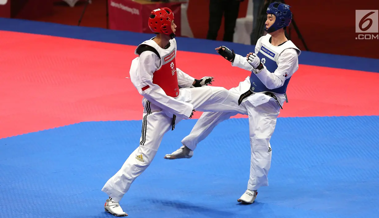 Atlet taekwondo Indonesia, Ibrahim Zarman bertarung melawan Gangmin Cho asal Korea Selatan di kelas putra under 63 Kg di lapangan taekwondo JCC, Jakarta, Rabu (22/8). Ibrahim kalah dengan skor 25-36 pada babak perempat final. (Liputan6.com/Fery Pradolo)
