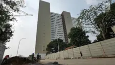 Aktivitas pekerja di  Rusunami Klapa Village, Jakarta, Minggu (28/7/2019). Proses pembangunan Rusunami Klapa Village sudah mencapai 90 persen dan rencananya akan diresmikan pada pertengah bulan Agustus oleh Gubernur DKI Jakarta Anies Baswedan. (Liputan6.com/Herman Zakharia)