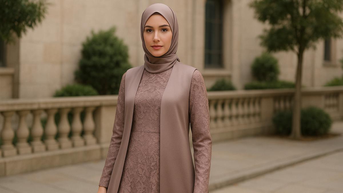 Long Dress Brokat Terlalu Formal? Tambahkan 7 Outer Ini Biar Lebih Santai