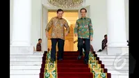 Presiden Joko Widodo dan Prabowo Subianto terlihat menuruni anak tangga usai mengadakan pertemuan, di Istana Bogor, Jawa Barat, Kamis (29/1/2015). Kedatangan Prabowo untuk bersilaturahmi dengan Jokowi. (Liputan6.com/Faizal Fanani)