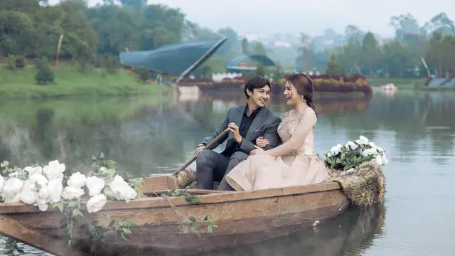 6 Gaya Prewedding Felicya Angelista dan Caesar Hito di Atas Perahu, Romantis