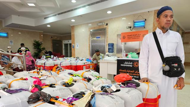 Koper jemaah haji Indonesia dibongkar paksa karena kelebihan beban yang ditentukan hingga berisi barang bawaan yang dilarang. Salah satu barang bawaan dilarang yang banyak ditemukan di dalam koper adalah air zamzam. (FOTO: MCH PPIH ARAB SAUDI 2023)