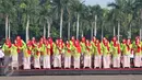 Paduan suara dari Dharma Wanita provinsi DKI Jakarta memeriahkan upacara peringatan hari ulang tahun Jakarta ke-489 di Lapangan Monas, Rabu (22/6). Upacara HUT Jakarta itu dipimpin Gubernur DKI Basuki 'Ahok' Tjahaja Purnama. (Liputan6.com/Gempur M Surya)