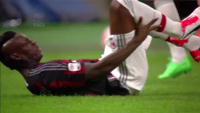 Mario Balotelli striker yang berjullukan Super Mario kembali menggunakan seragam AC Milan di musim 2015/2016 sebagai pemain pinjaman dari Liverpool.