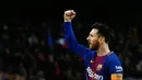 Selebrasi pemain Barcelona, Lionel Messi  setelah mencetak gol ke gawang Leganes di Stadion Camp Nou, Barcelona, Spanyol, Sabtu (7/4). Messi sukses mencetak hattrick pada laga tersebut. (AP Photo/Manu Fernandez)