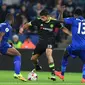 Striker Chelsea Diego Costa (tengah) diapit pemain Leicester Wes Morgan dan Daniel Amartey. (ANTHONY DEVLIN / AFP)